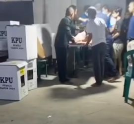 Petugas KPPS pingsan kelelahan saat proses perhitungan suara di TPS hingga malam hari.(dra)