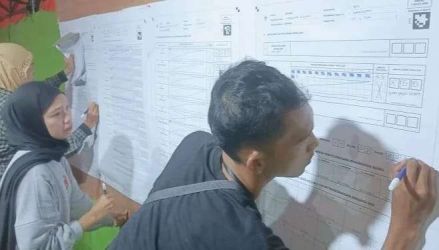 KPU Kota Tangsel menghitung ulang suara, dari kotak suara yang Dibuka oleh PPS di Kecamatan Serpong Utara.(Dra)