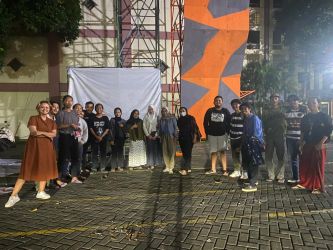 Jelang pencoblosan, mahasiswa UIN Jakarta gelar nobar film berkisah tentang demokrasi. .(mg1)