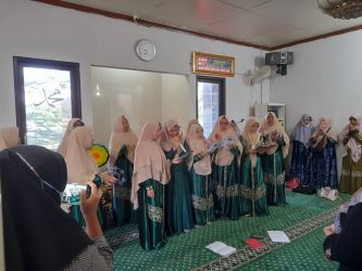 Jamaah Majelis Taklim Baitul Marwah, Cireundeu, Ciputat Timur melakukan penutupan sementara pengajian jelang bulan puasa. (mg1)