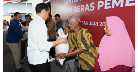 Pemberian Bansos oleh Presiden Jokowi. Foto : Ist