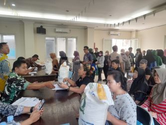 Warga Rempoa menerima bansos beras, kemarin.(mg1)