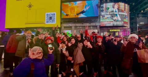 Relawan Ganjar-Mahfud di AS berfoto di billboard anti KKN di Times Square. (Foto: Ist)