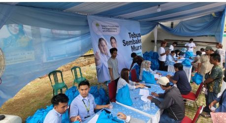 Gerakan pengusaha muda kota tangsel unuk Prabowo-Gibran menggelar kegiatan tebus sembako murah di Ciputat, Minggu (4/1),sebagai bentuk sosilaisasi kegiatan Prabowo-Gibran.(dra)