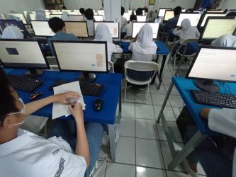 Siswa mengikuti ekskul konten kreatif..(mg2)