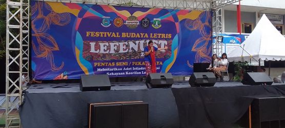 Siswa SMK Letris Indonesia tampilkan budaya Indonesia di Lefenust.(mg2)