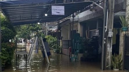Walikota Tangsel Benyamin Davnie, melakukan pengecekan ke lokasi banjir di Pondok Maharta, dimana terdapat beberapa TPS di Kawasan tersebut terendam banjir.(dra/irm)