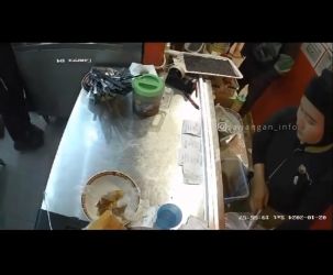 Cuplikan video viral pegawai restoran di Cirendeu, yang dipukul oleh Ojol.(dra)