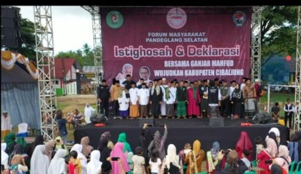 Ribuan warga bermunajat memanjatkan doa bersama untuk pasangan Capres dan Cawapres, Ganjar Pranowo-Prof. Mahfud MD, di Alun-alun Kecamatan Cibaliung, Kabupaten Pandeglang, Kamis (8/2/2024).(Istimewa)