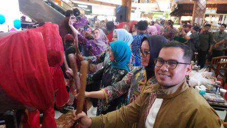 Wakil Wali Kota Tangsel Pilar Saga Ichsan pukul beduk pada pembukaan bazar nusantara Ikawati Kementerian ATR/BPN di Bintaro Xchange Mall.(dra)