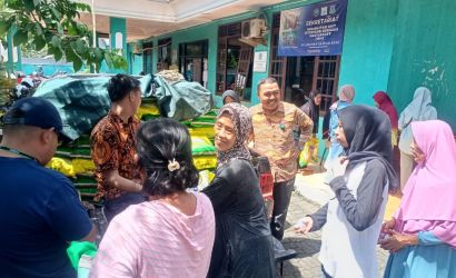 Lurah Sawah Baru, Muslim SE (batik lengan panjang) memantau pelaksanaan bazar murah di halaman kantor kelurahan.(ist)