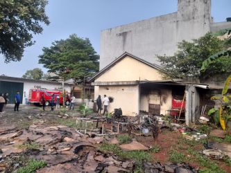 Sebuah gudang barang bekas yang berada di Pondok Ranji terbakar, kemarin.(mg1)