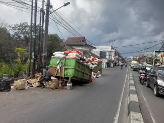 Sampah menumpuk di bak penampungan sementara di Jalan Aria Putra.(mg1)