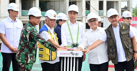 Presiden Jokowi saat topping off hunian Prajurit TNI-POLRI di Kawasan IKN. Foto : Ist