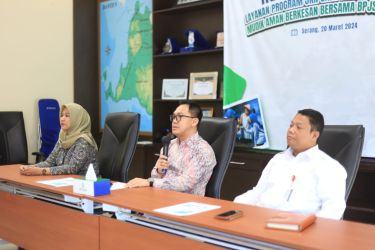 Kepala BPJS Kesehatan Cabang Serang, Adiwan Qodar (tengah), memberikan keterangan kepada pers terkait layanan program JKN saat libur Lebaran 2024, di Kota Serang, Rabu (20/3/2024). (tangselpos.id/yul)