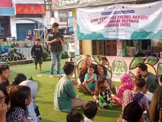 Generasi Energi Bersih edukasi anak-anak tentang emisi di TBM Kolong Ciputat..(mg2)