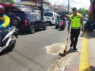 Polisi lakukan olah TKP kecelakaan lalu lintas di Pondok Aren, Kamis (7/3). Kecelakaan itu menewaskan satu orang.(Dra)