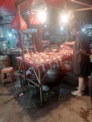 SEDIKIT TURUN. Harga ayam potong sedikit mengalami penurunan dibanding harga telur dan cabai.(mg2)