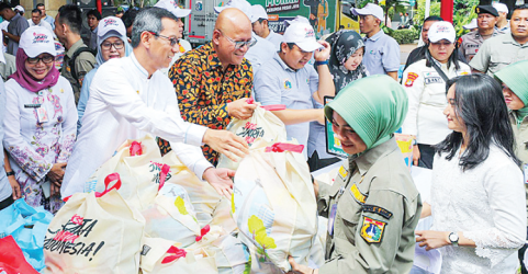 Pj Gubernur DKI Heru Budi (baju putih) saat meninjau pasar murah di Lingkungan Balaikota. Foto : Ist