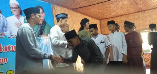 Iing Andri Supriadi menyantuni yatim piatu di Ponpes Nurul Huda At Taqwa, di Kelurahan Kadomas, Senin (11/3/2024).(Istimewa)