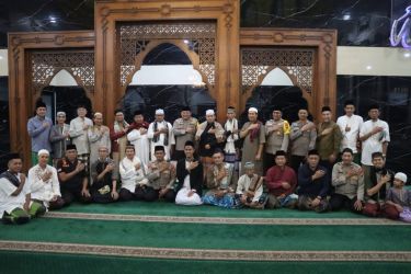 Kapolres Tangerang Selatan AKBP (Kapolres) Ibnu Bagus Santoso, shalat subuh berjamaah di Masjid Al Istiqomah yang beralamat di Jl. WR. Supratman RT 01/06 Kelurahan Cempaka Putih, Kecamatan Ciputat Timur.(Dra)