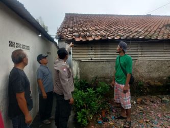 Polsek Pondok Aren lakukan olah TKP terkait aksi pencurian yang tertangkap warga. Pelaku berusaha mencuri di salah satu toko di Pondok Aren.(Dra)