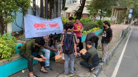 Mahasiswa open donasi untuk masyarakat yang terkena banjir di Demak, Jawa Tengah.(dra)