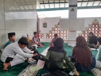 Anak-anak mengikuti pesantren kilat di Masjid Mauidhotul Hasanah yang digelar Karang Taruna Kelurahan Pisangan dan Remaja Masjid.(dra)