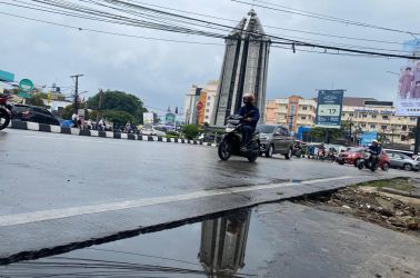 Kota Tangsel lakukan pengawasan terhadap titik rawan banjir di tengah hujan deras di Kota Tangsel.(dra)