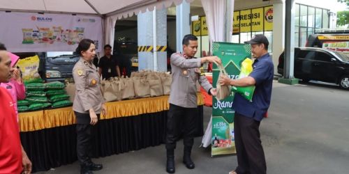 Polres Tangsel menggelar kegiatan Bazar sembako murah, Kamis (21/3).