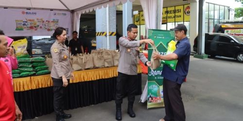 Polres Tangsel menggelar kegiatan Bazar sembako murah, Kamis (21/3).