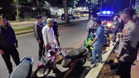 Petugas Polsek PONDOK Aren melakukan giat patrol, cegah tawuran remaja. Kegiatan itu semakin ditingkatkan selama Ramadhan.(dra)