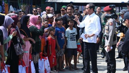 Presiden Jokowi saat meninjau pengungsi di Demak yang terdampak banjir. Foto : Setpres