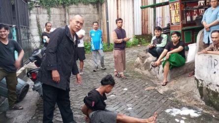 Seorang pemuda ditangkap warga lantaran masuki ke dalam rumah warga.(dra)