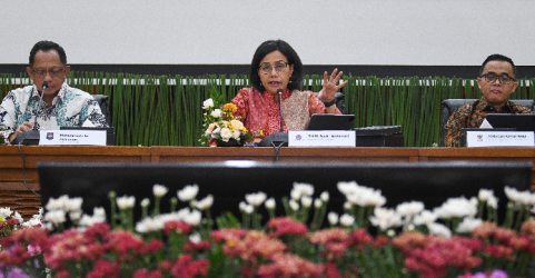 Menkeu Sri Mulyani (tengsh) saat konferensi pers bersama Mendagri Tito Karnavian (kiri) dan MenPANRB Abdullah Azwar Anas (kiri). Foto : Ist