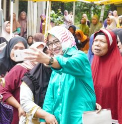 Airin Rachmi Diany berswafoto bersama warga di Kecamatan Banjar, Kabupaten Pandeglang, Kamis (14/3/2024).(Istimewa)
