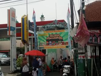 Bazar Ramadan di Kampung Utan selalu ramai dikunjungi warga jelang berbuka puasa.(mg2)