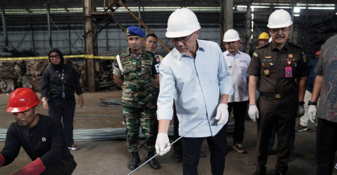 Menteri Perdagangan Zulkifli Hasan saat memusnahkan baja beton tak bersertifikat SNI. Foto : Ist