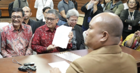 Sekjen PDIP Hasto Kristiyanto (batik merah) saat menyerahkan surat dari Megawati di MK. Foto : Ist