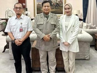 Dahnil Anzar (kiri) bersama Capres terpilih Prabowo Subianto. Foto