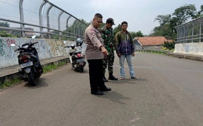 Personel Polsek Pondok Aren saat mengecek TPK penjambretan di atas Flyover Tol Parigi, Rabu (17/4).(dra)