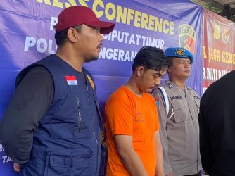 POLISI GADUNGAN - Polisi gadungan yang berhasil diamankan Polsek Ciputat Timur.(Dra)