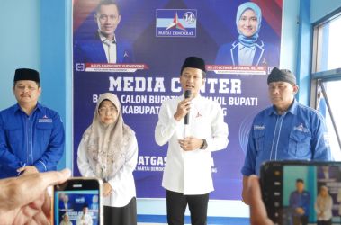 Iing Andri Supriadi didampingi Raden Dewi Setiani, saat menyampaikan keterangan pers di Kantor Demokrat Pandeglang, Sabtu (27/4/2024).(Ari Supriadi-Tangsel Pos)