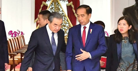 Presiden Jokowi saat bertemu Menlu China. Foto : Ist