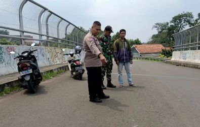 Petugas kepolisian dari Polsek Pondok Aren saat mendatangi TKP penjambretan di jalan Manunggal, Kelurahan Parigi, Kecamatan Pondok Aren, Kota Tangsel.(dra)