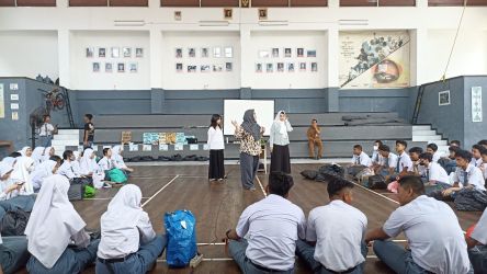 Lokakarya Pemilahan Sampah Plastik di SMAN 2 Kota Tangerang Selatan, Senin (29/4/2024).