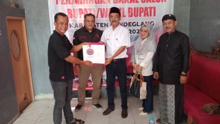 Uday Suhada mengambil berkas pendaftaran bakal calon bupati di Kantor DPC PDIP Pandeglang, Selasa (23/4/2024).(Istimewa)