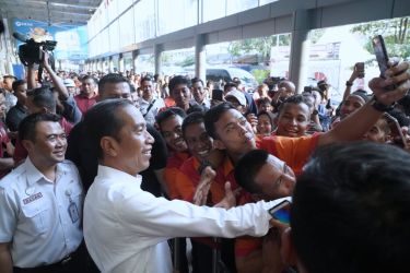 Presiden Jokowi saat meninjau Stasiun Pasar Senin. Foto : Setpres