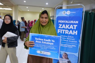 Salah satu penerima zakat fitrah dari MRBJ sangat senang.(ist)