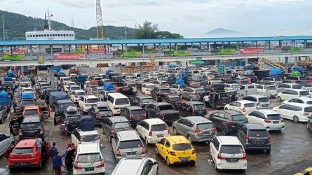 Suasana penyeberangan di Pelabuhan Merak. Foto : Ist